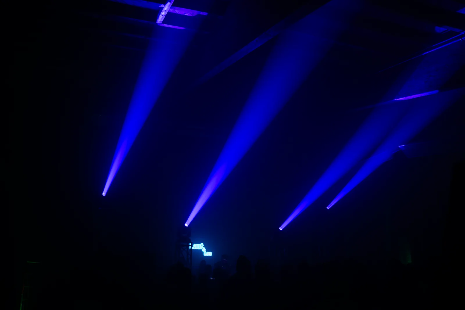 Moving Heads in violett mit dynamischen Strahlenfächern
